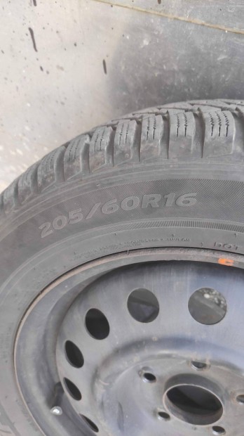 Téli gumi szett eladó 205/60 R16 Laufenn + acélfelni (Mazda3-ról)