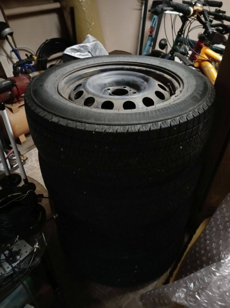 Téli gumi szett felnivel: 215/65 R16 + 16x6,5" - 5x108 mm - ET47
