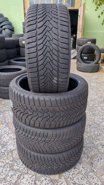 Tli gumik - 225/40 R19 + 255/35 R19 - Uniroyal