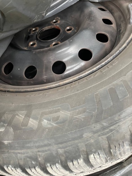 Tli gumik acl-felnin. Laufenn 215/65R16