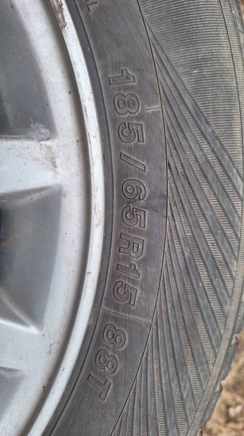 Tli gumik alufelnivel