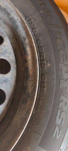 Téli gumik felnin 195 65 R15 Hankook