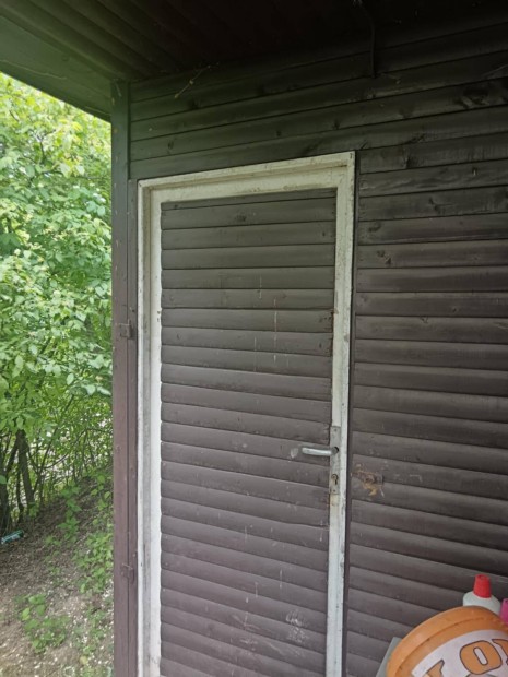 Téliesitett kis ház eladó.