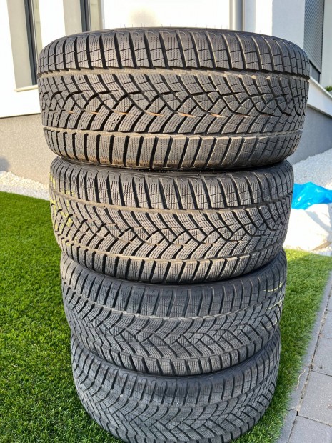 Tligumi 225/40/18 Goodyear Ultragrip