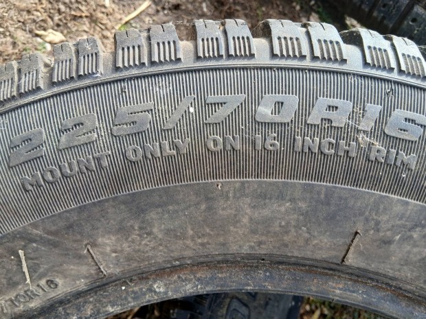Téligumi,  225/70 R16.
