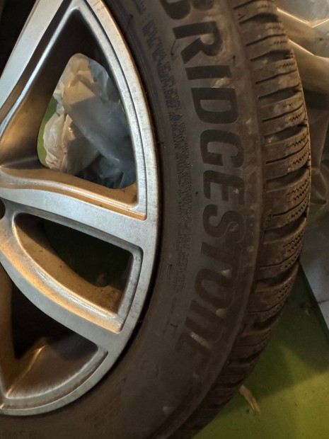 Tligumi alufelnin. Bridgestone 205/55/R17 defekttr. BMW