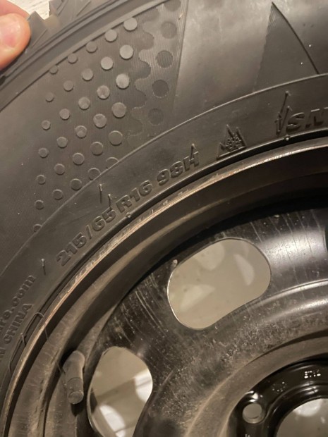 Tligumi elad 215/65 R16 (Kumho Wintercraft)