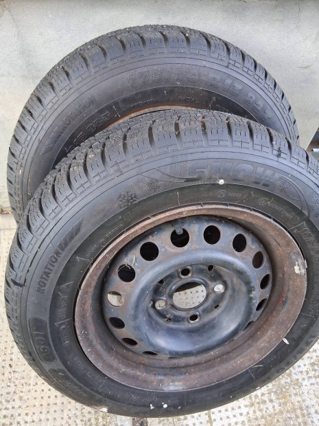 Tligumi felnire szerelve