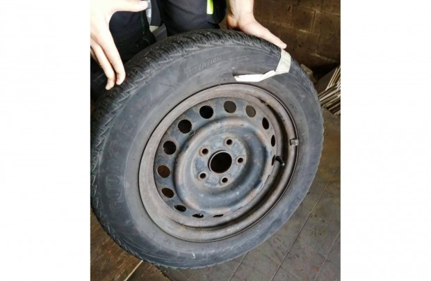 Téligumi felnire szerelve Toyota Corollához