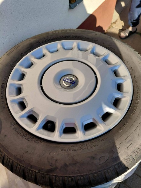 T�ligumi gy�ri Volvo d�szt�rcs�val