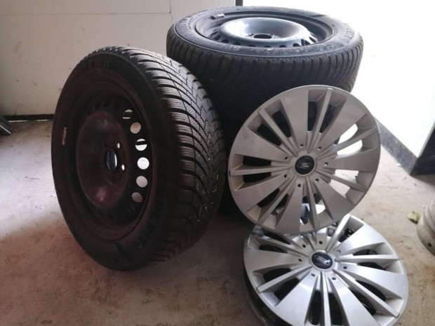 Tligumi semperit 215/55 r16 + lemez felni + eredeti Ford dsztrcsa