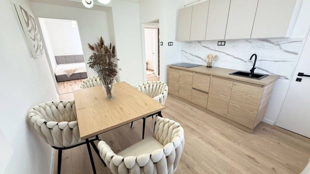 Teljes K�r�en Fel�j�tott 3 Szob�s Erk�lyes Lak�s Gar�zzsal Elad�