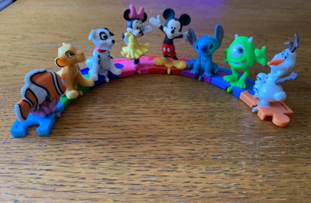 Teljes, 8 darabos Disney 100 kinder figura szett