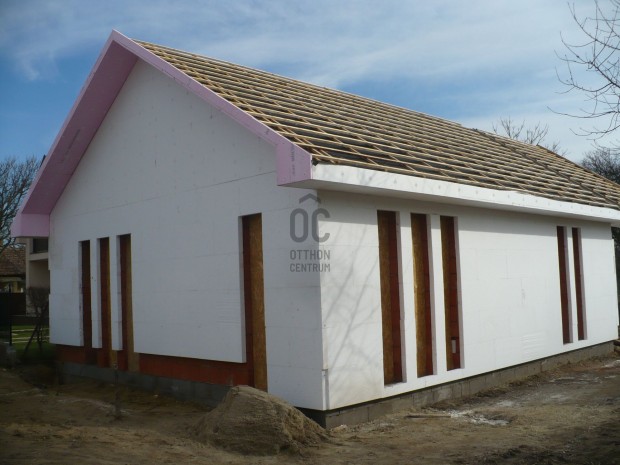 Teljes k�r�en �t�p�tett csal�di h�z elad�