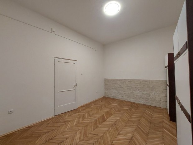 Teljes k�r�en fel�j�tott, 2 szob�s belv�rosi sorh�z elad�!