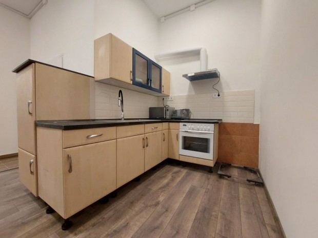 Teljes k�r�en fel�j�tott, 2 szob�s belv�rosi sorh�z elad�!