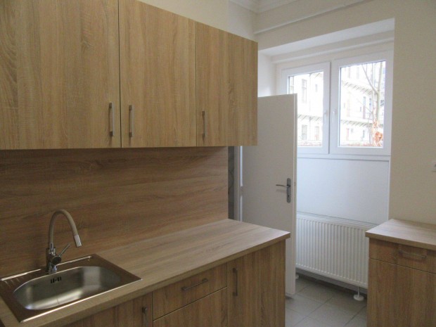 Teljes k�r�en fel�j�tott f�ldszinti lak�s a Piac utc�n