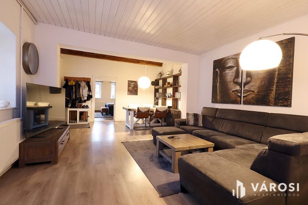 Teljes k�r�en fel�j�tott paraszth�z elad� Bodonyban