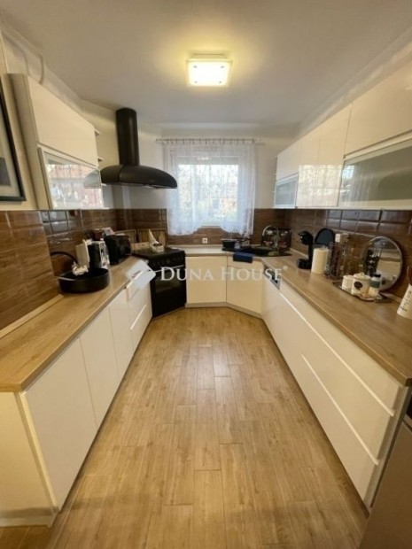 Teljesen FEL�J�TOTT nappali + 4 szob�s sorh�z 2 f�rd�vel