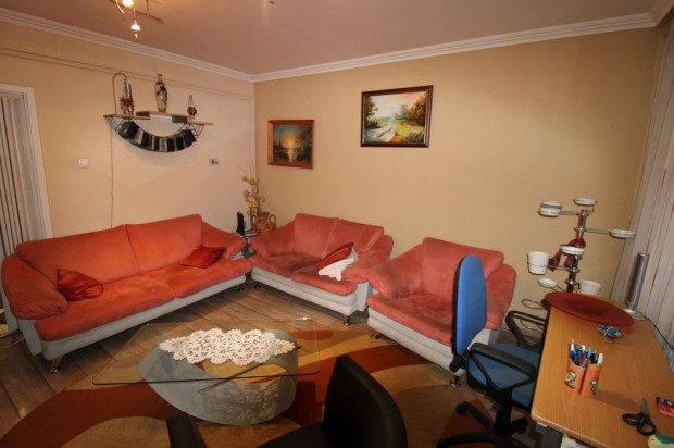 Teljesen fel�j�tott 1. emeleti, 3 szob�s Makarenk�.