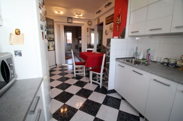 Teljesen fel�j�tott 1. emeleti, 3 szob�s Makarenk�.