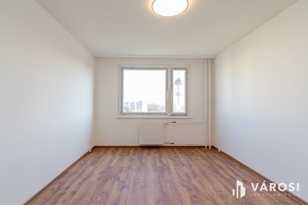 Teljesen felújított 3 szobás panel lakás a Deák Gimi mellett