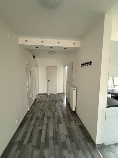 Teljesen fel�j�tott XVIII. ker�leti, kertv�rosi lak�s elad�