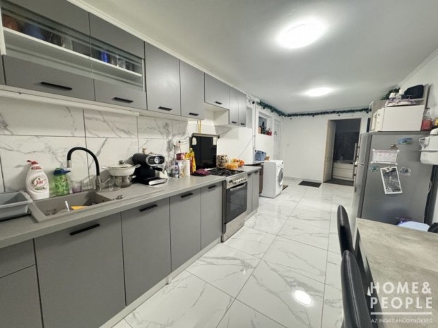 Teljesen fel�j�tott, 3 szob�s csal�di h�z elad� H�dmez�v�s�rhelyen!