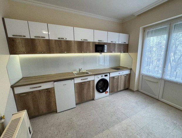 Teljesen fel�j�tott, erk�lyes lak�s kiad� a Toldi utc�n!