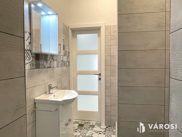 Teljesen fel�j�tott, f�ldszinti lak�s Orosh�za belv�ros�ban