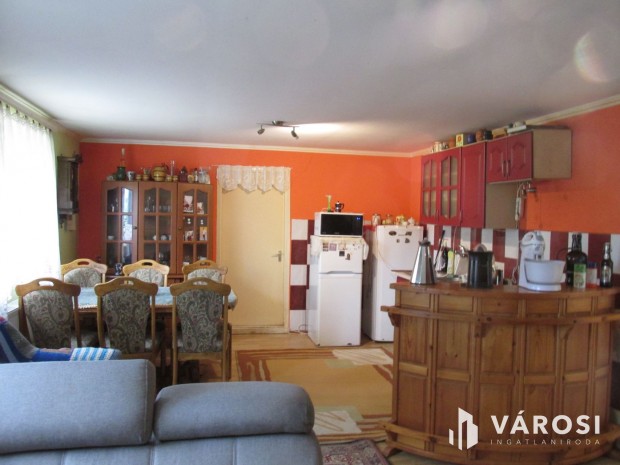 Teljesen fel�j�tott csal�di h�z csendes utc�ban