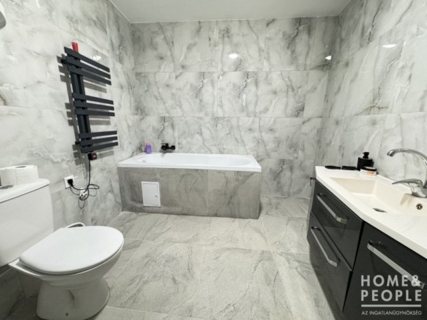 Teljesen fel�j�tott csal�di h�z elad� H�dmez�v�s�rhelyen!