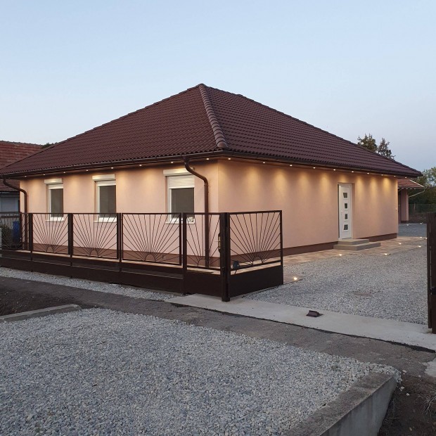 Teljesen fel�j�tott h�z Elad�!