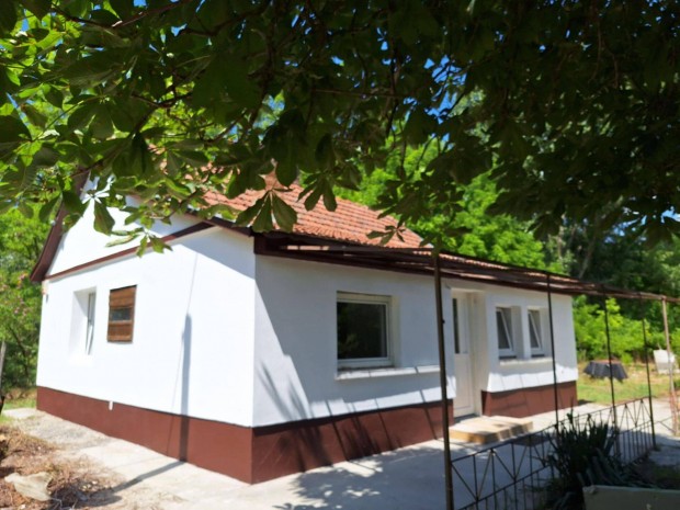 Teljesen feljtott kis hz csods, erds krnyezetben