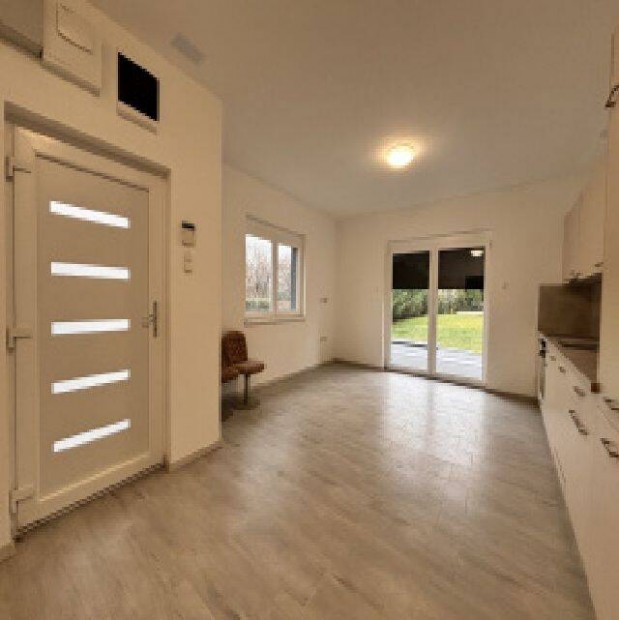 Teljesk�r�en fel�j�tott 6 szob�s csal�di h�z Ikladon elad�