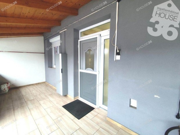 Teljesk�r�en fel�j�tott, k�trendbeli sorh�zi lak�s Kecskem�ten!