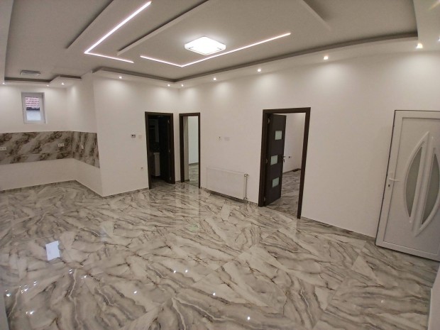 Teljesk�r�en fel�j�tott csal�di h�z elad� N�dudvar sz�v�ben!