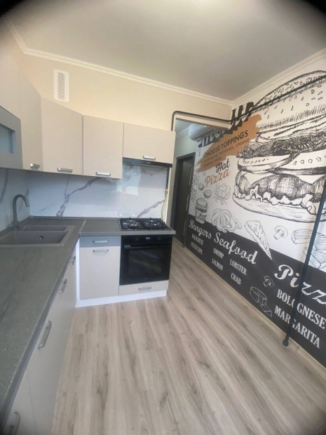 Teljesk�r�en fel�j�tott lak�s a M�jus 1 t�ren