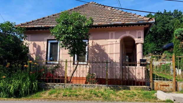 Telkib�nya 92 m 2 szob�s amerikai konyh�s csal�di h�z