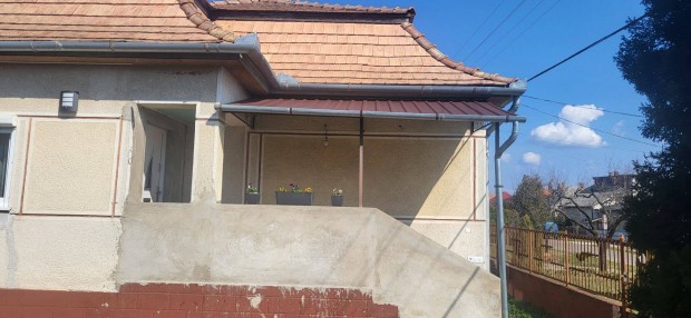 Terasz el�tet�, j� �llapot �j cserepeslemezzel, 300 cm � 200 cm m�ret�