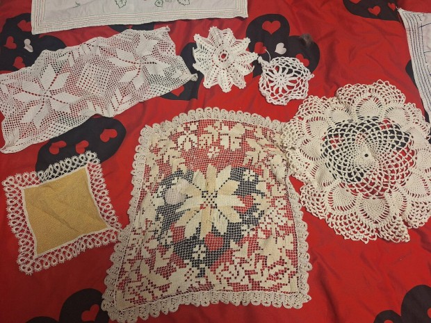 Terítők, faldíszek egyben eladók
