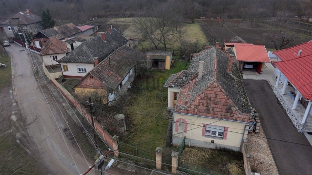 Term�szetk�zeli csal�di h�z elad� Gy�ngy�spat�n, csendes, eldugott utc