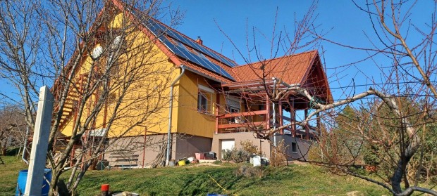 Természetközeli családi ház hatalmas telken, panorámával