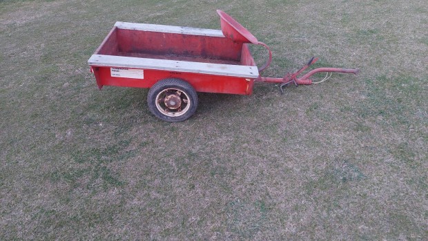 Terra kistraktor p�tkocsi elad�