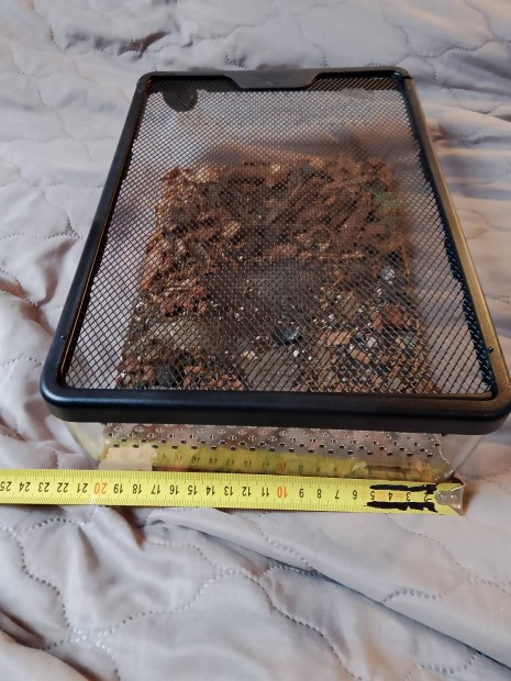 Terrárium elhúzható szellőzőráccsal.Hibátlan.