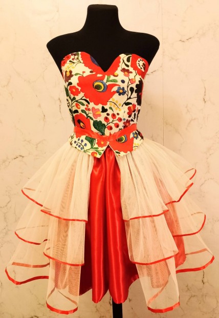 Tervez� �ltal alkotott modern magyaros, maty� mint�s ruhaszett