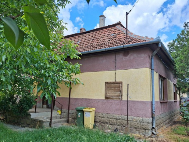 Tescohoz közel 3 szobás, előkertes családi ház