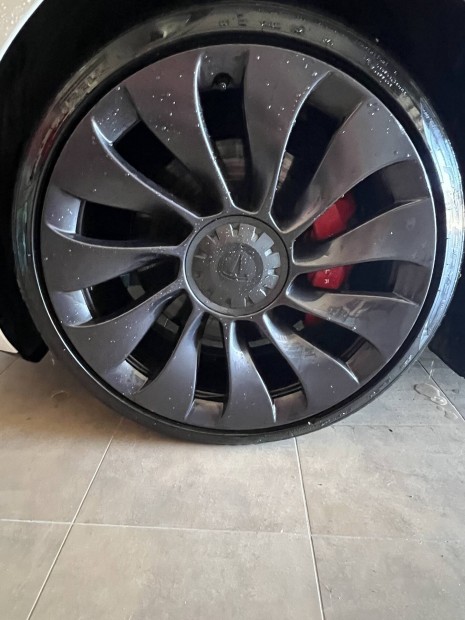 Tesla 3 performance 20' felni nyr gumival