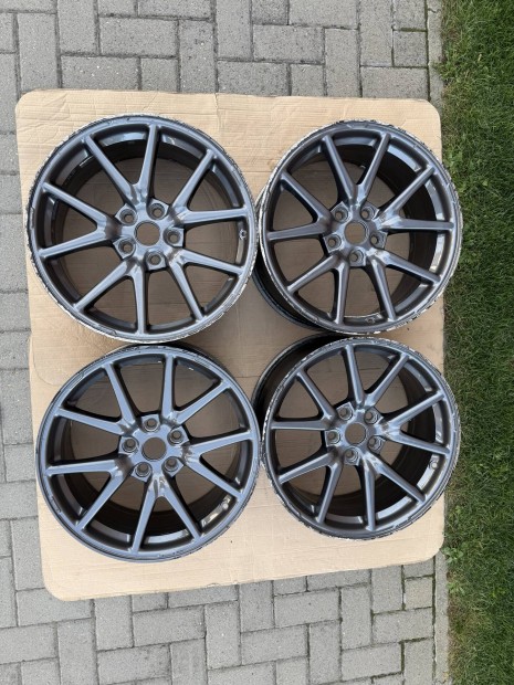 Tesla Aero 18" gyri alufelni garnitra