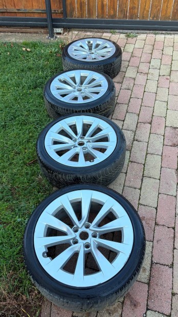 Tesla Model 3 19" alufelni + Hankook Kinergy 4S. 235/40/R19 96Y